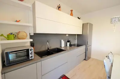 Cucina o angolo cottura di GIGI HOUSE appartamento PIAZZA MAZZINI 150m dal mare CON PISCINA e SPIAGGIA