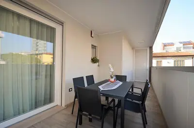 Balcone o terrazza di GIGI HOUSE appartamento PIAZZA MAZZINI 150m dal mare CON PISCINA e SPIAGGIA