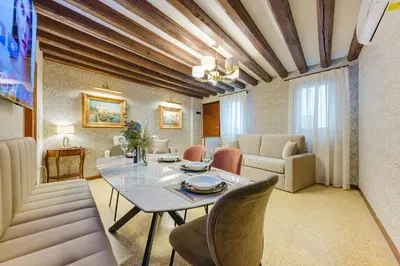 Area soggiorno di Venice Royal Residence - 5 min from Train Station & Private Parking