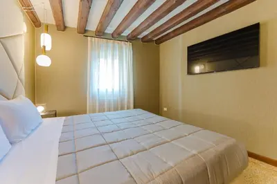 TV o dispositivi per l'intrattenimento presso Venice Royal Residence - 5 min from Train Station & Private Parking