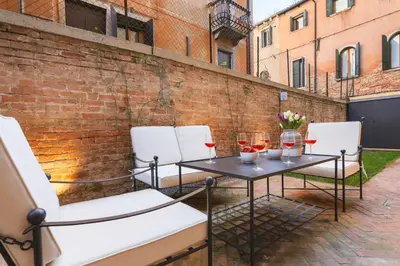 Area soggiorno di Dimora elegante con esclusivo giardino privato