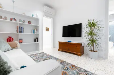 TV o dispositivi per l'intrattenimento presso Dimora elegante con esclusivo giardino privato
