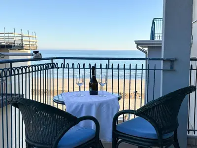 Vista generica sul mare o vista sul mare dall'interno dell'appartamento