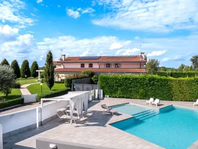 Piscina di Meridien house o nelle vicinanze