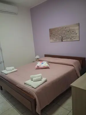 Letto o letti in una camera di casa lilla