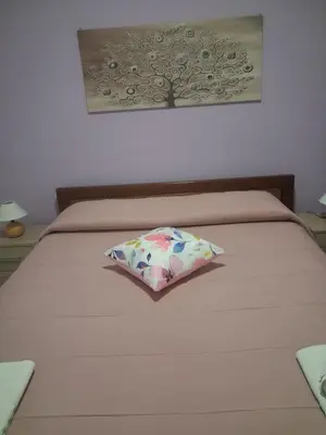 Letto o letti in una camera di casa lilla
