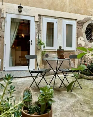 Patio o area all'aperto di Independent Venice Studio with outdoor patio