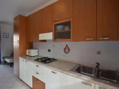 Cucina o angolo cottura di Viale dei Pini Beach Apartment for 6