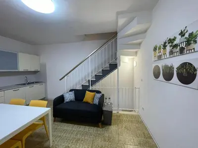 Area soggiorno di Group Stay in Apartment with Parking
