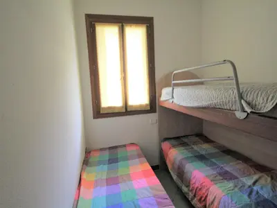 Letto o letti in una camera di Two bedroom Rosolina apartment with space
