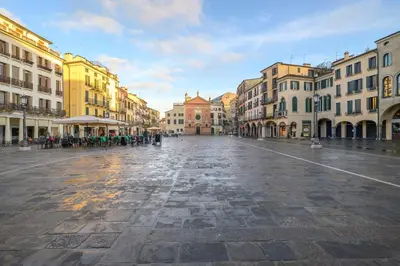 Vista generica su Padova o vista sulla città dall'interno dell'appartamento