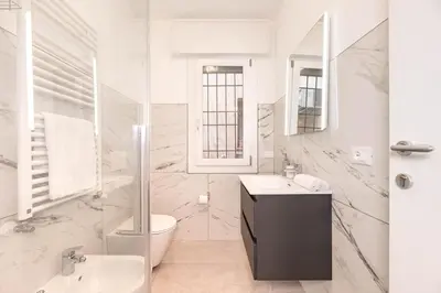 Bagno di Free Parking and 4 bedrooms by Antoleo