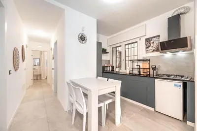 Cucina o angolo cottura di Free Parking and 4 bedrooms by Antoleo