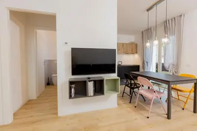 TV o dispositivi per l'intrattenimento presso Appartamento con 2 Camere vicino a Centro e Stazione, Bassano del Grappa