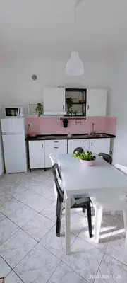 Cucina o angolo cottura di APPARTAMENTO ROSA OVER THE RAINBOW APARTMENTS Lido di Jesolo