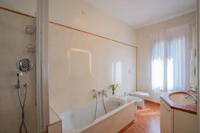 Bagno di Canaletto Apartment with Canal View in Dorsoduro