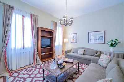 Area soggiorno di Canaletto Apartment with Canal View in Dorsoduro