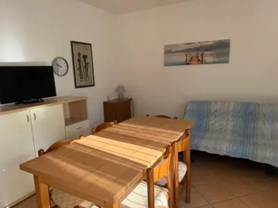 TV o dispositivi per l'intrattenimento presso Cozy flat with private parking in Rosolina Mare