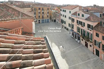 Vista generica su Venezia o vista sulla città dall'interno dell'appartamento