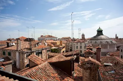 Vista generica su Venezia o vista sulla città dall'interno dell'appartamento