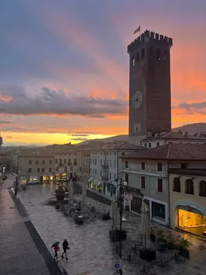 Alba o tramonto visti dall'interno dell'affittacamere o dai dintorni