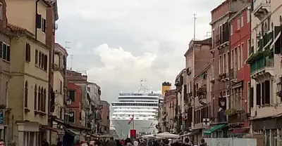 Vista generica su Venezia o vista sulla città dall'interno dell'appartamento