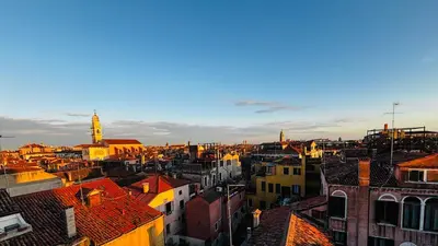 Vista generica su Venezia o vista sulla città dall'interno dell'appartamento