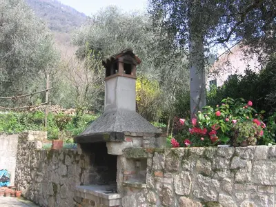Vista generica sulle montagne o vista sulle montagne dall'interno dell'agriturismo