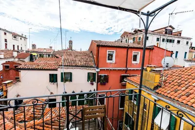 Vista generica su Venezia o vista sulla città dall'interno dell'appartamento