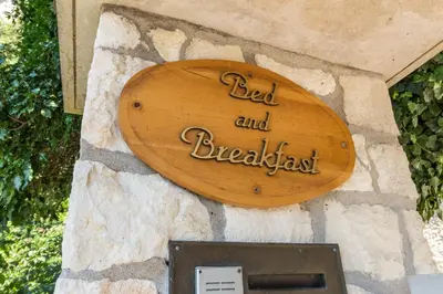 Certificato, attestato, insegna o altro documento esposto da B&B in Valle