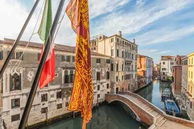 Vista generica su Venezia o vista sulla città dall'interno dell'appartamento
