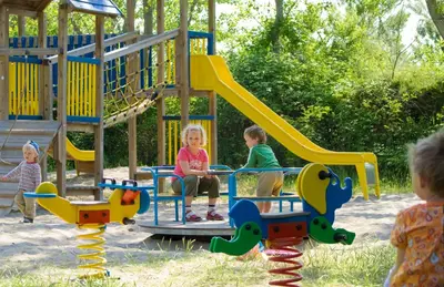 Area giochi per bambini di Happy Camp Mobile Homes in Camping Village Rosapineta