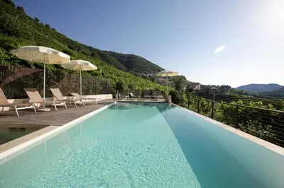 Vista generica sulle montagne o vista sulle montagne dall'interno dell'agriturismo