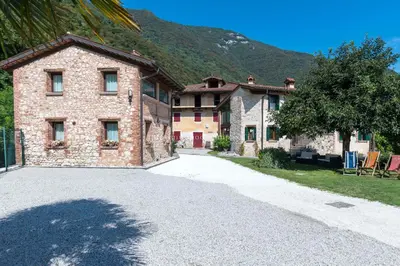 Vista generica sulle montagne o vista sulle montagne dall'interno del bed & breakfast