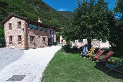 Vista generica sulle montagne o vista sulle montagne dall'interno del bed & breakfast