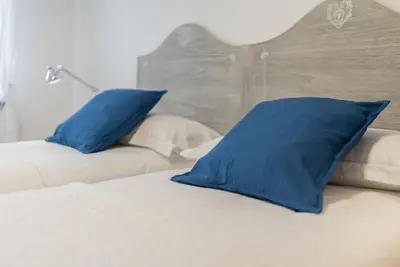 Letto o letti in una camera di Mansarda Magritte