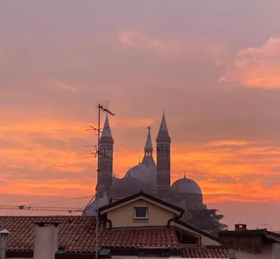 Alba o tramonto visti dall'interno dell'appartamento o dai dintorni