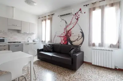 Cucina o angolo cottura di San Polo Canal View Apartments by Wonderful Italy