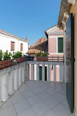 Vista generica sulle montagne o vista sulle montagne dall'interno dell'appartamento