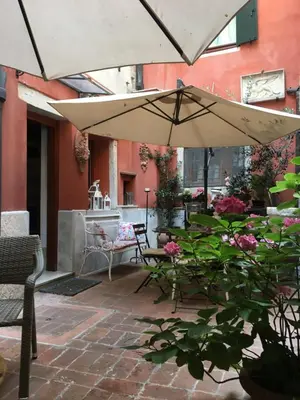 Patio o area all'aperto di Henry's Heaven Apartment