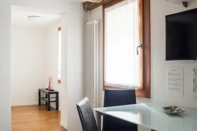 TV o dispositivi per l'intrattenimento presso Goodwind Venice Apartments