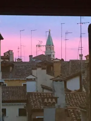Vista generica su Venezia o vista sulla città dall'interno dell'appartamento