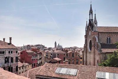 Vista generica su Venezia o vista sulla città dall'interno dell'appartamento
