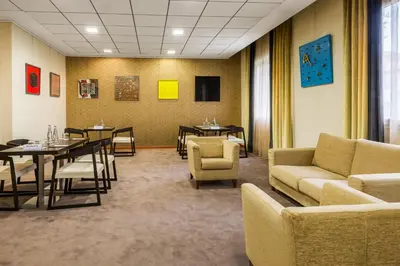 Area soggiorno di Crowne Plaza Venice East by IHG