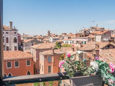 Vista generica su Venezia o vista sulla città dall'interno dell'appartamento