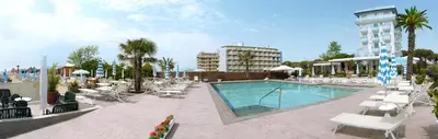 Piscina di Hotel La Brezza frontemare o nelle vicinanze