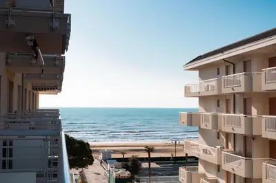 Vista generica sul mare o vista sul mare dall'interno dell'appartamento