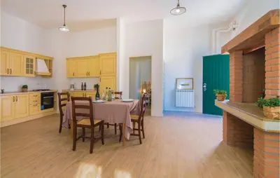 Cucina o angolo cottura di Awesome Apartment In Valnogaredo Pd