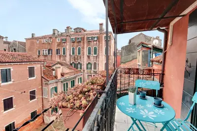 Balcone o terrazza di Via Garibaldi-Gigli Biennale Terrace by Wonderful Italy