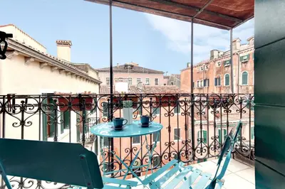 Balcone o terrazza di Via Garibaldi-Gigli Biennale Terrace by Wonderful Italy